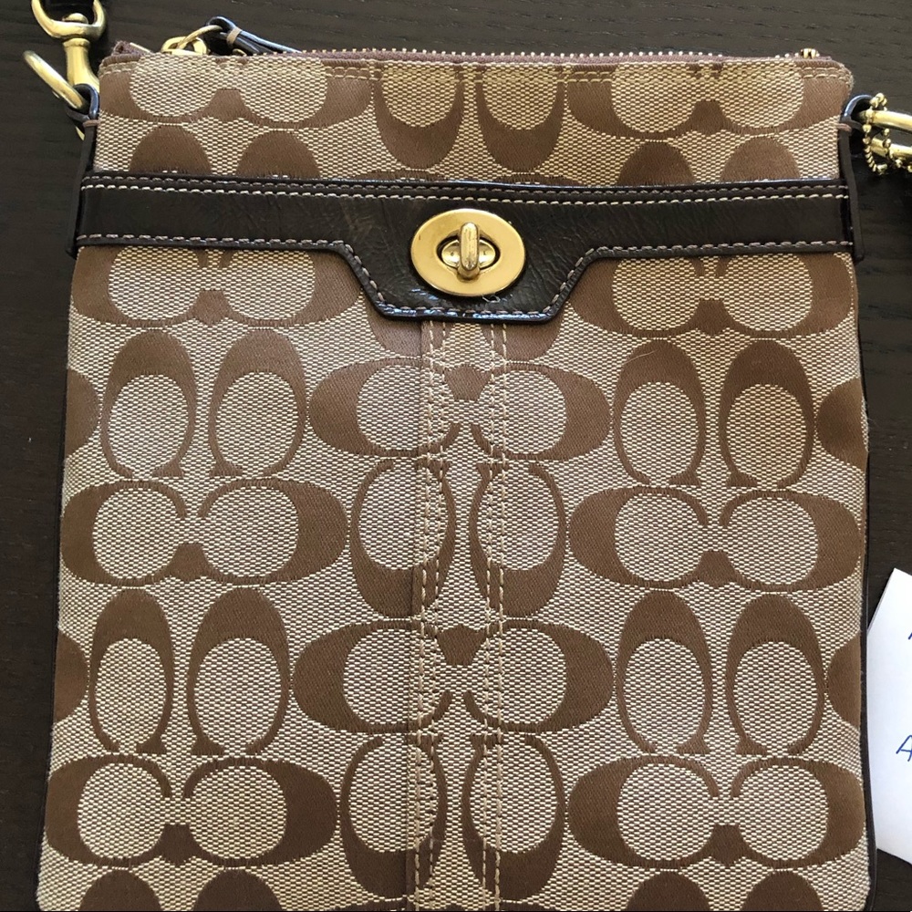 Authentic Coach crossbody. Logo canvas.
